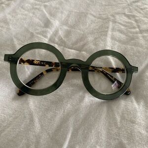 Krewe HURST - 2 colors available.
Gently used excellent condition.